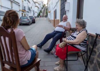 Charlas entre vecinos en la calle.