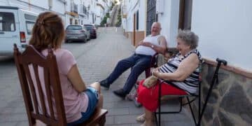 Charlas entre vecinos en la calle.