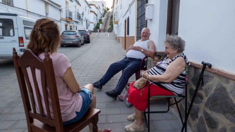 Charlas entre vecinos en la calle.