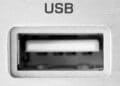 Puerto USB de un router WiFi en primer plano, imprescindible para crear nube privada y compartir archivos en casa