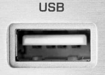 Puerto USB de un router WiFi en primer plano, imprescindible para crear nube privada y compartir archivos en casa