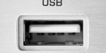 Puerto USB de un router WiFi en primer plano, imprescindible para crear nube privada y compartir archivos en casa