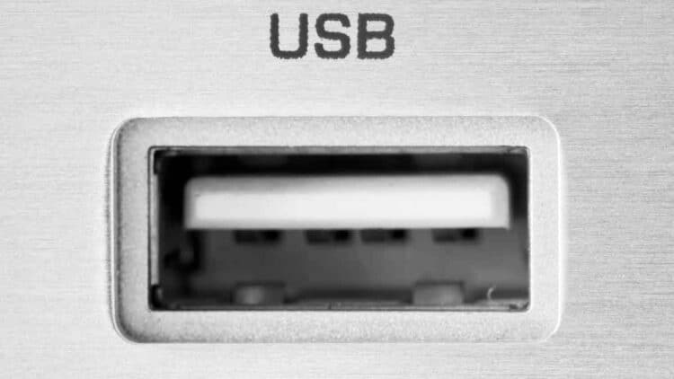 Puerto USB de un router WiFi en primer plano, imprescindible para crear nube privada y compartir archivos en casa