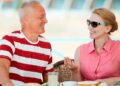 Pareja de jubilados europeos conversando relajadamente en una terraza, representando el ranking de pensiones más altas y bajas de Europa