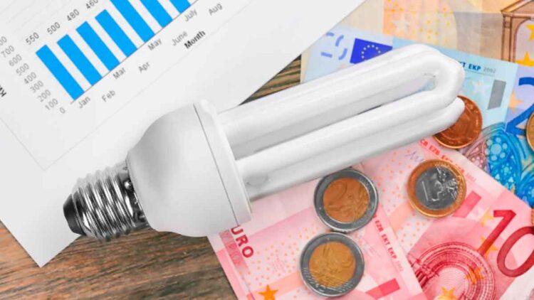 Bombilla de bajo consumo sobre euros y gráfico mensual, símbolo de ahorrar 10 % en la factura de la luz en verano