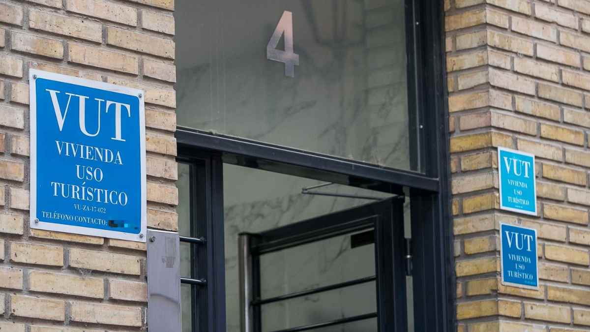 Placa VUT en la fachada de una vivienda turística registrada, obligatoria desde el 1 de julio.