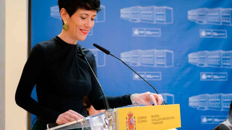 La ministra de Seguridad Social presenta en rueda de prensa la ayuda vitalicia de 1.500 € mensuales para familias vulnerables
