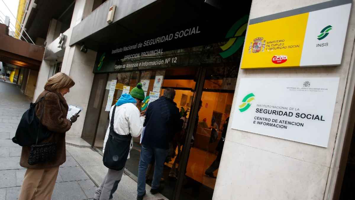 Personas accediendo a una oficina del Instituto Nacional de la Seguridad Social para tramitar bajas médicas.
