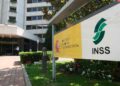 Fachada del Instituto Nacional de la Seguridad Social con cartel del Ministerio de Empleo y Seguridad Social en primer plano
