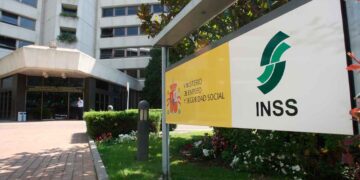 Fachada del Instituto Nacional de la Seguridad Social con cartel del Ministerio de Empleo y Seguridad Social en primer plano