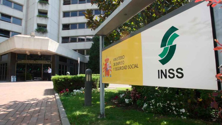 Fachada del Instituto Nacional de la Seguridad Social con cartel del Ministerio de Empleo y Seguridad Social en primer plano