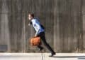 Hombre corriendo para no llegar tarde al trabajo.