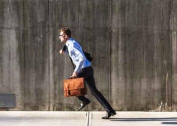 Hombre corriendo para no llegar tarde al trabajo.