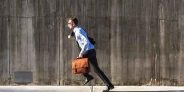 Hombre corriendo para no llegar tarde al trabajo.