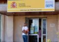Mujer ante una oficina de prestaciones del SEPE para solicitar el subsidio de 11.520 € destinado a desempleadas mayores de 45 años