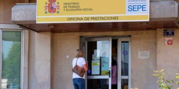 Mujer ante una oficina de prestaciones del SEPE para solicitar el subsidio de 11.520 € destinado a desempleadas mayores de 45 años