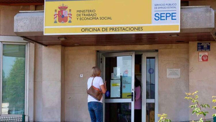 Mujer ante una oficina de prestaciones del SEPE para solicitar el subsidio de 11.520 € destinado a desempleadas mayores de 45 años