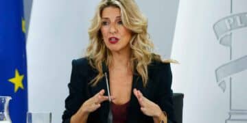 Yolanda Díaz anuncia nuevo subsidio del SEPE de 570 € para desempleados de 30 a 55 años durante rueda de prensa