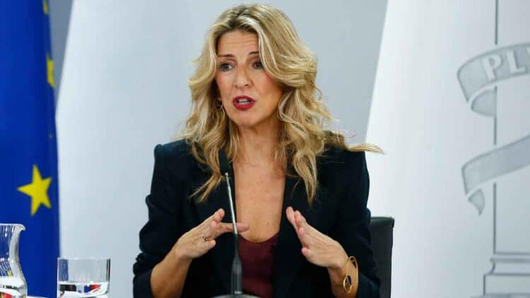 Yolanda Díaz anuncia nuevo subsidio del SEPE de 570 € para desempleados de 30 a 55 años durante rueda de prensa