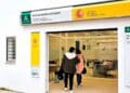 Personas entrando en una oficina del Servicio Andaluz de Empleo y SEPE en Andalucía para solicitar el subsidio tras agotar el paro
