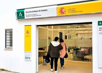 Personas entrando en una oficina del Servicio Andaluz de Empleo y SEPE en Andalucía para solicitar el subsidio tras agotar el paro