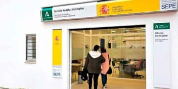 Personas entrando en una oficina del Servicio Andaluz de Empleo y SEPE en Andalucía para solicitar el subsidio tras agotar el paro