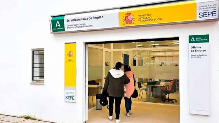 Personas entrando en una oficina del Servicio Andaluz de Empleo y SEPE en Andalucía para solicitar el subsidio tras agotar el paro