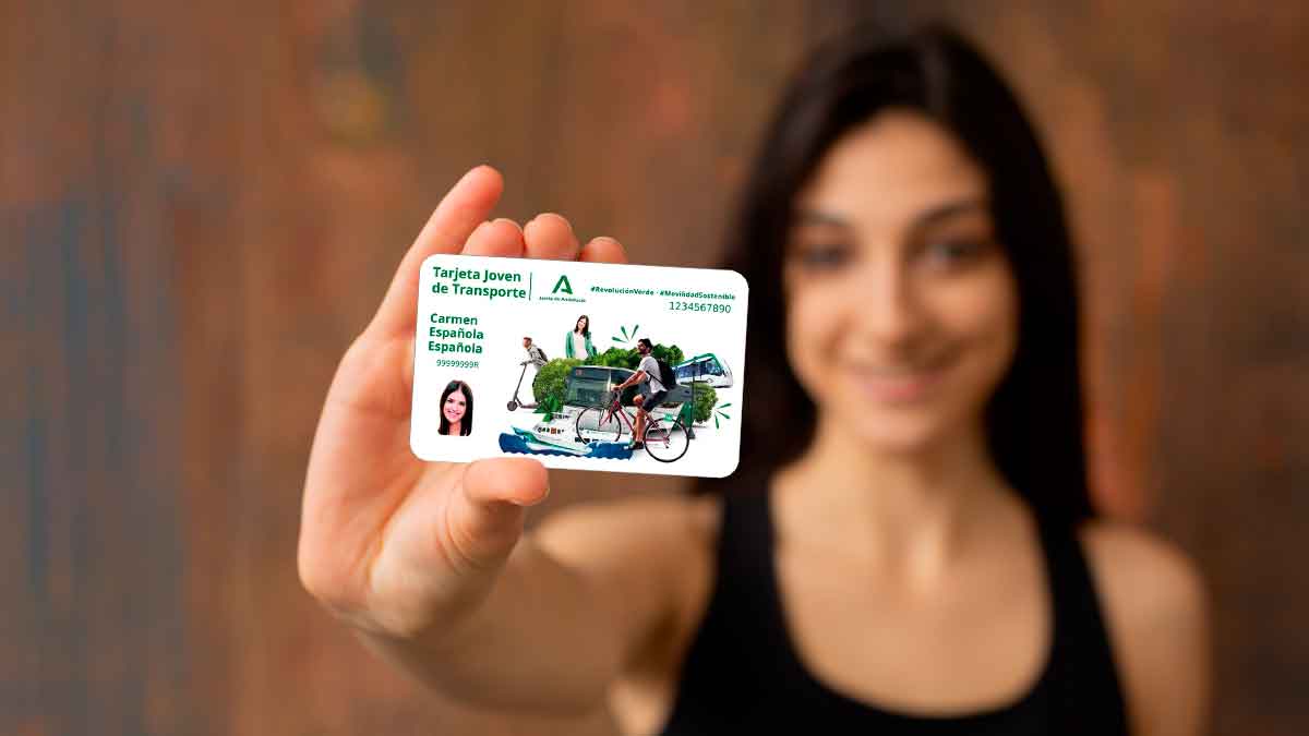 Joven andaluza mostrando la Tarjeta Joven de Transporte con la que ahorra hasta un 100 % en autobuses y metro