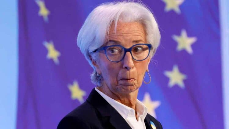 Christine Lagarde reacciona durante rueda de prensa sobre la bajada de tipos del BCE que impulsa las hipotecas variables de junio 2025