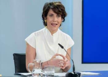 Ministra de Seguridad Social expone la medida de altas progresivas de 30 días y 50 % de salario en rueda de prensa