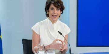 Ministra de Seguridad Social expone la medida de altas progresivas de 30 días y 50 % de salario en rueda de prensa