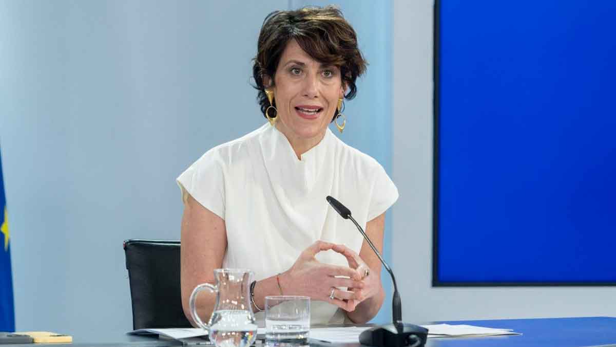 Ministra de Seguridad Social expone la medida de altas progresivas de 30 días y 50 % de salario en rueda de prensa