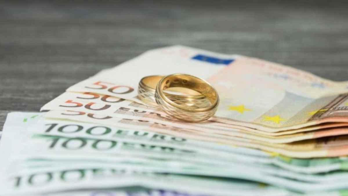 Billetes de euro y alianzas matrimoniales ilustran la pensión compensatoria tras divorcio según fallo del Supremo.