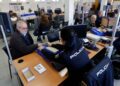 Funcionaria de la Policía Nacional toma huellas digitales a un ciudadano durante el trámite de renovación del pasaporte