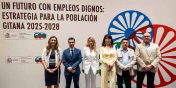 Presentación del plan de empleo 2025-2028 para la población gitana, con autoridades y representantes en el acto institucional