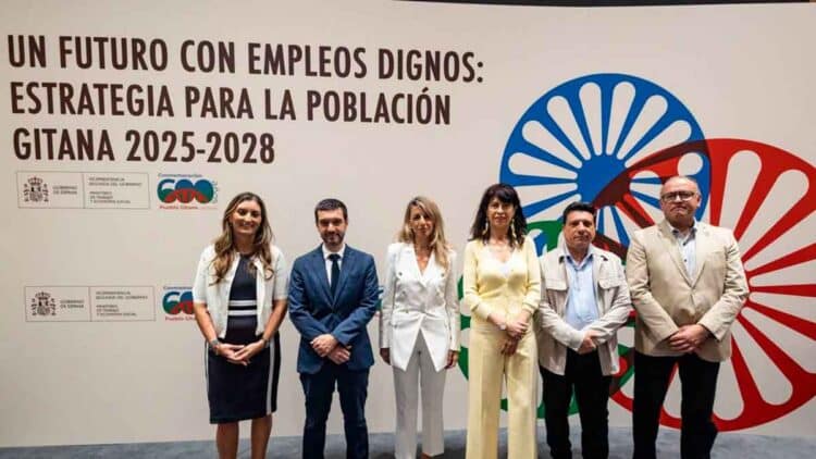 Presentación del plan de empleo 2025-2028 para la población gitana, con autoridades y representantes en el acto institucional