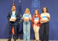 Vicepresidenta segunda y equipo ministerial sostienen la guía del Plan Estival 2025 sobre prevención del calor en el Ministerio de Trabajo