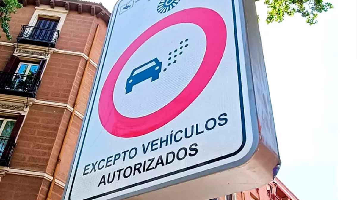Señal R‑120 que prohíbe el acceso a vehículos con etiqueta B y C en una Zona de Bajas Emisiones