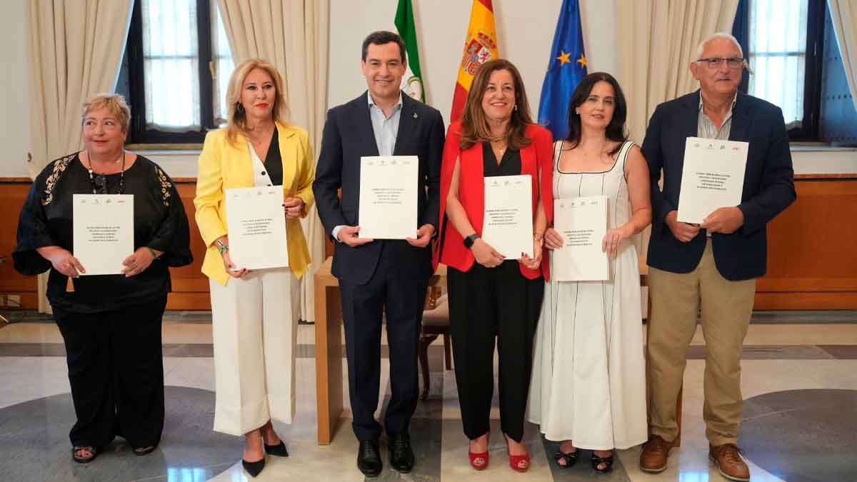 Firma del acuerdo educativo en Andalucía que permitirá el teletrabajo docente y limitará el horario lectivo a 18 horas