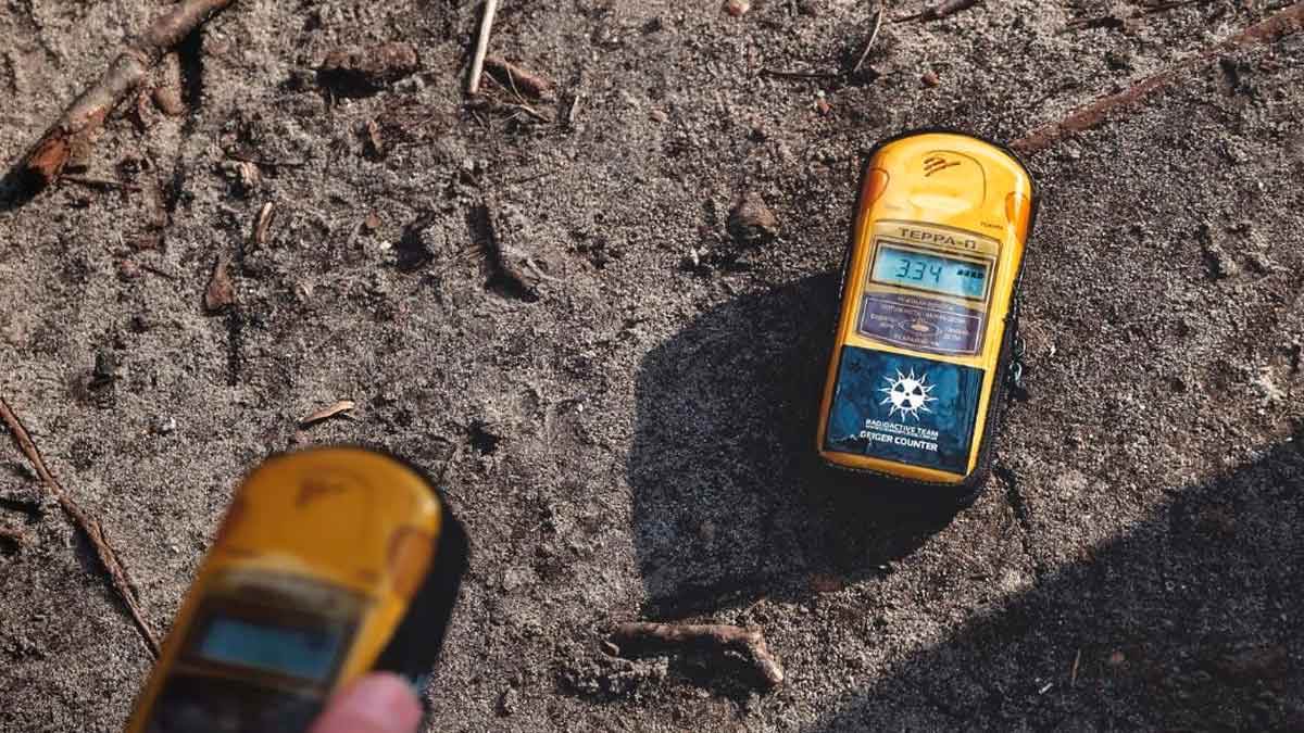 Medidor digital midiendo niveles de gas radón en el suelo en Almería