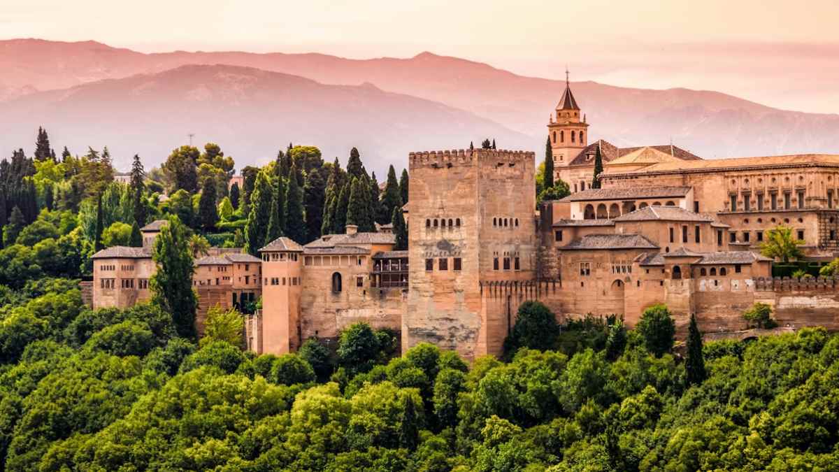 Alhambra de Granada al atardecer tras anunciarse la subida del precio de sus entradas a 21 € para frenar la reventa.