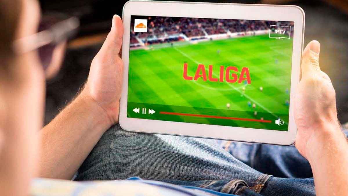 Usuario viendo LaLiga en una app IPTV en su tablet antes del bloqueo de Amazon Fire TV