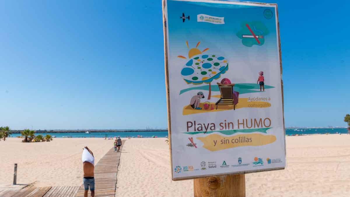 Cartel de playa sin humo en Andalucía, iniciativa para espacios libres de tabaco y colillas en la costa