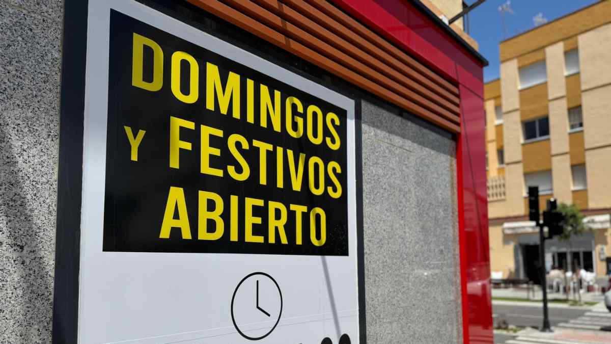 Cartel de un comercio andaluz que anuncia apertura en 16 domingos y festivos de 2026.