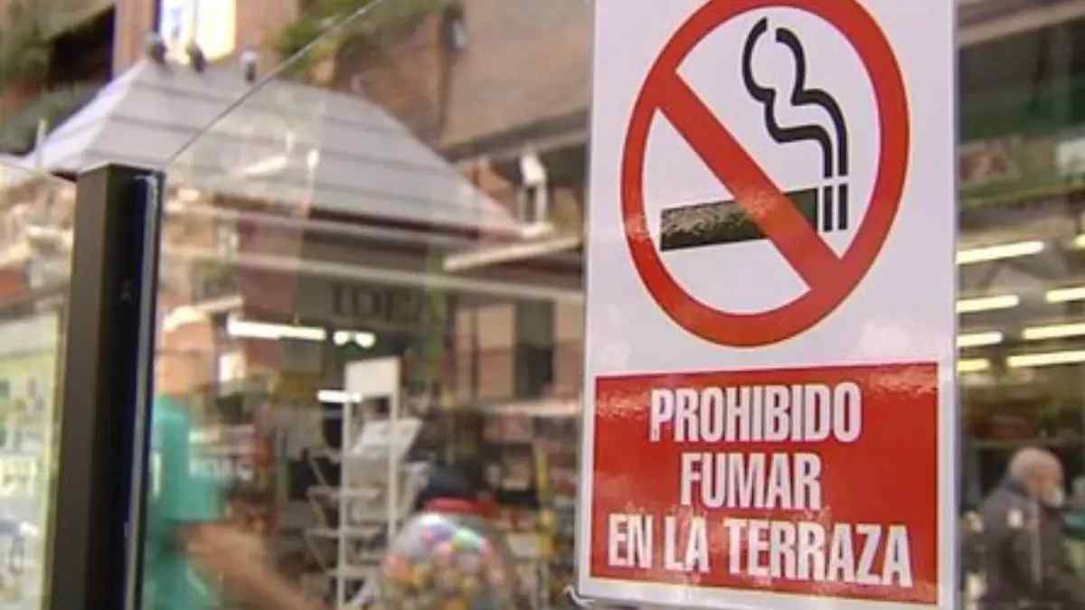 Señal de prohibido fumar en una terraza andaluza tras el refuerzo de la ley antitabaco.
