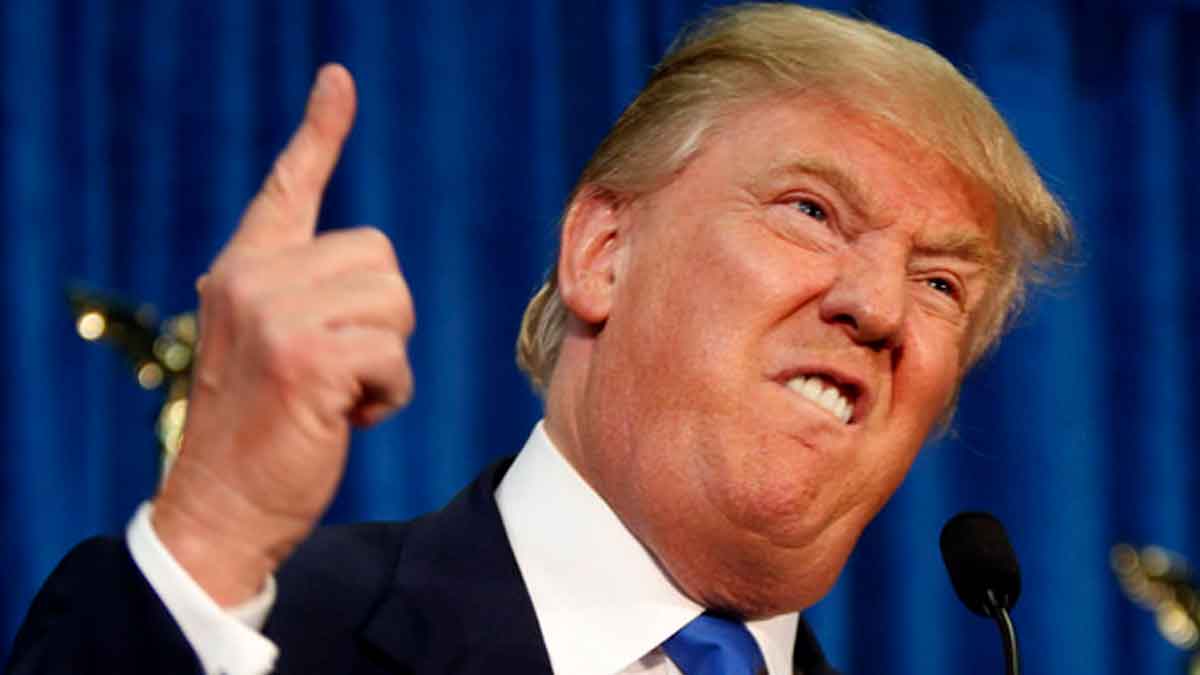Donald Trump gesticulando mientras anuncia aranceles que amenazan las exportaciones andaluzas de aceite de oliva y vino