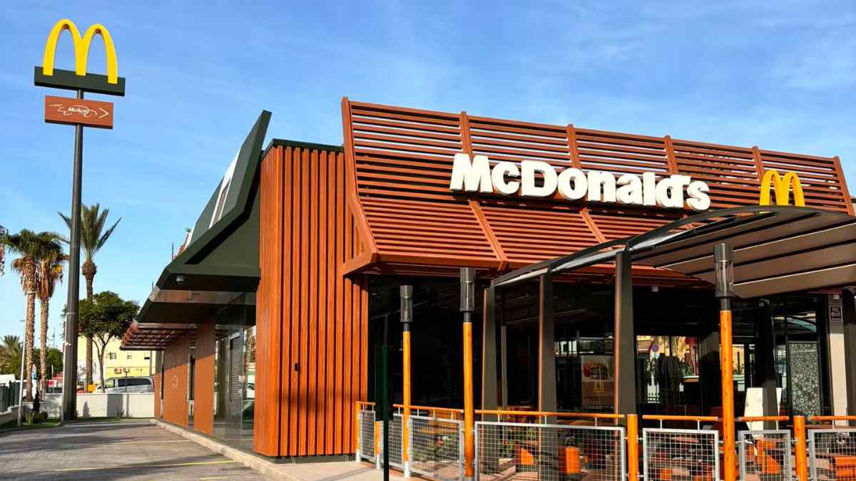 Fachada de un restaurante McDonald’s vinculada a la absolución penal de dos gerentes despedidos por apropiación indebida.
