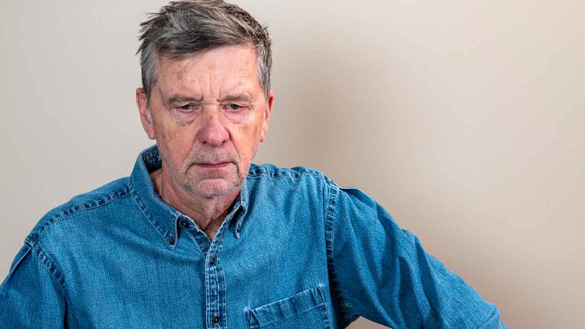 Hombre mayor preocupado tras saber cómo un aumento de sueldo antes de jubilarse podría perjudicar su pensión