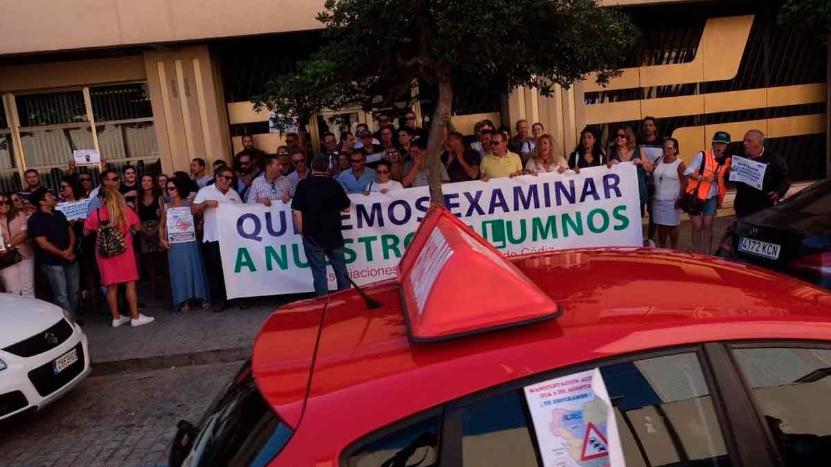 Manifestación de autoescuelas reclamando más examinadores de la DGT en Andalucía ante los retrasos en los exámenes prácticos