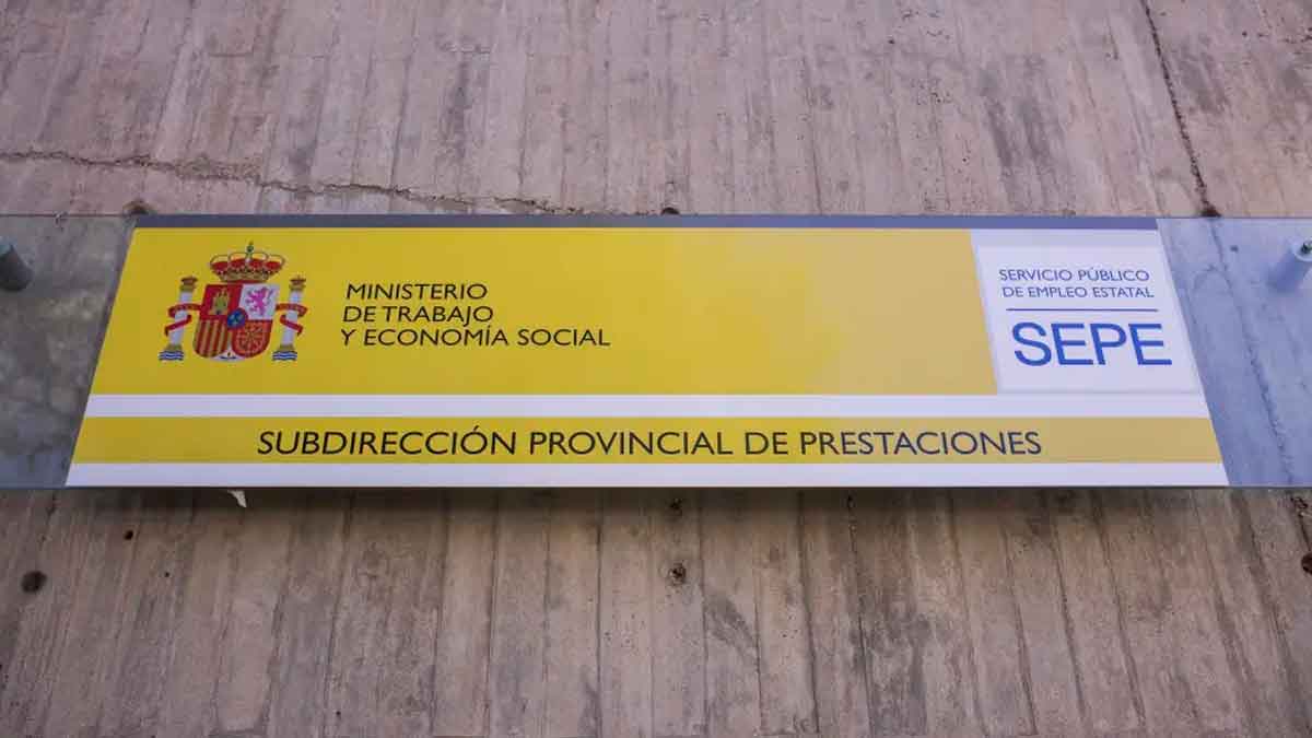 Cartel exterior del SEPE y Ministerio de Trabajo que señala la Subdirección Provincial de Prestaciones, vinculado a la suspensión automática de la ayuda económica para evitar cobros indebidos